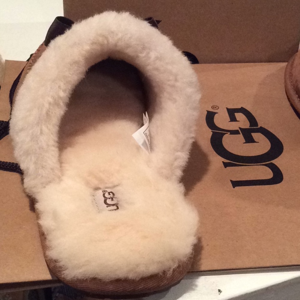 SOLD!  Cozy Shearling house slippers by UGG - Picture 5 of 8